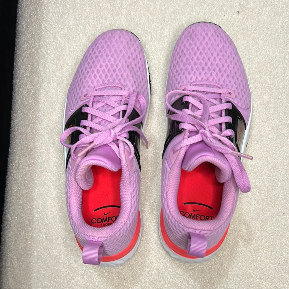 Nike renew size 8 women’s sneaker